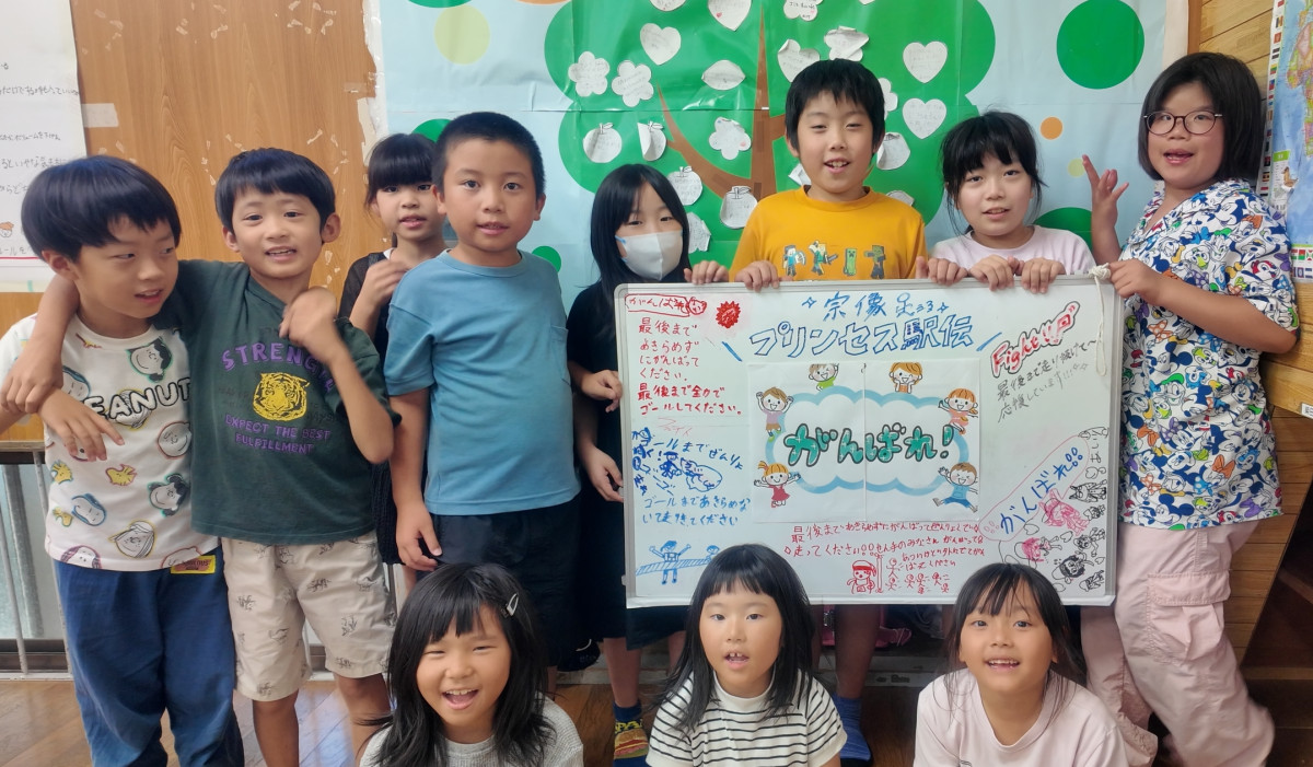 コース沿いにある東郷小学校の児童も応援する