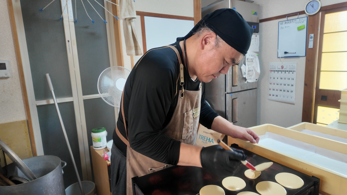 五感を働かせながら生地を焼いていく
