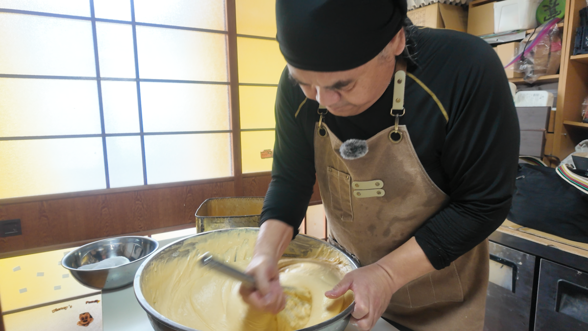生地を作る木村さん