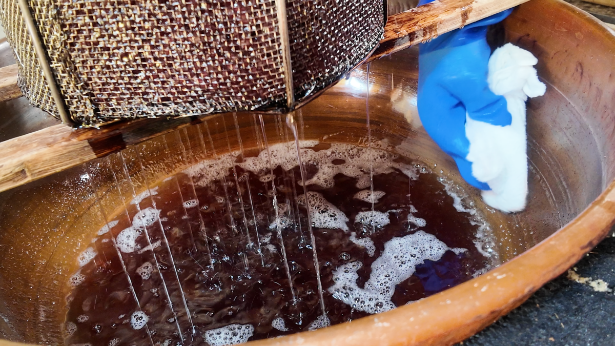 鍋肌に付いた蜜を取り除くことで香ばしさがないあんに仕上がる