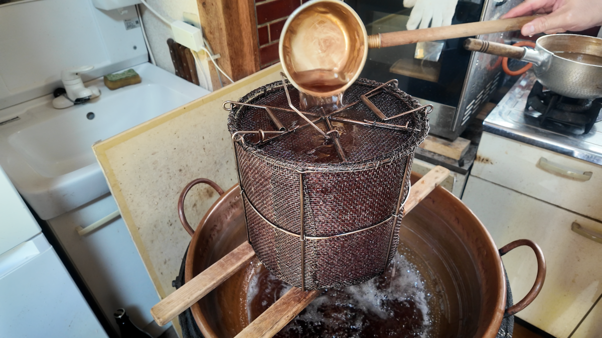 ゆでた豆に蜜をかけながら練っていく