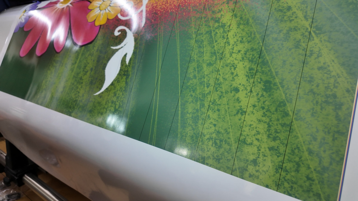 シャッターの幅に合わせてデザインを引き伸ばし、印刷する