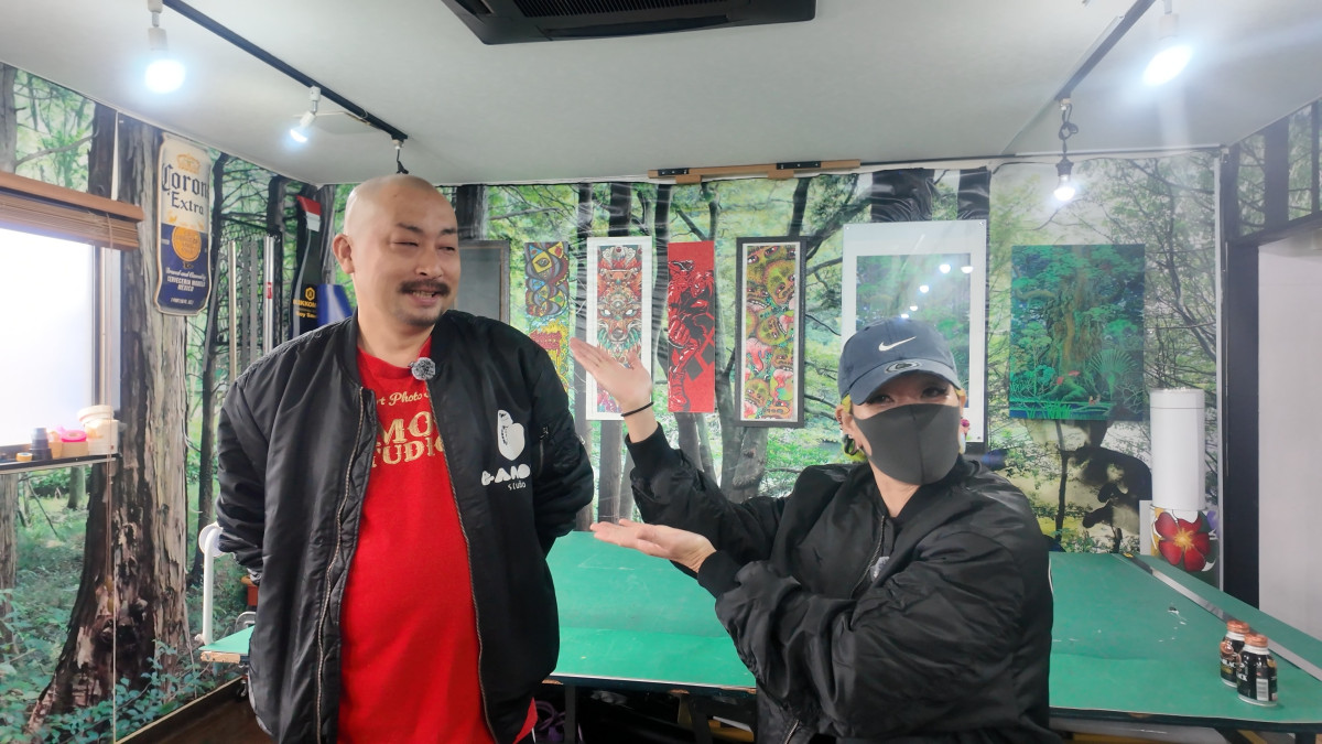 「GAMOZI studio」店主の吉村隼磨さん・桃子さん