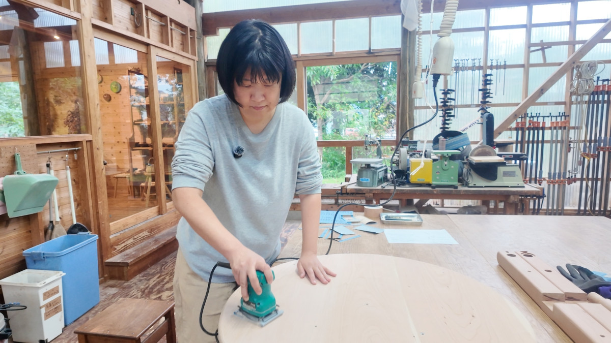 ちゃぶ台を作る早井さん