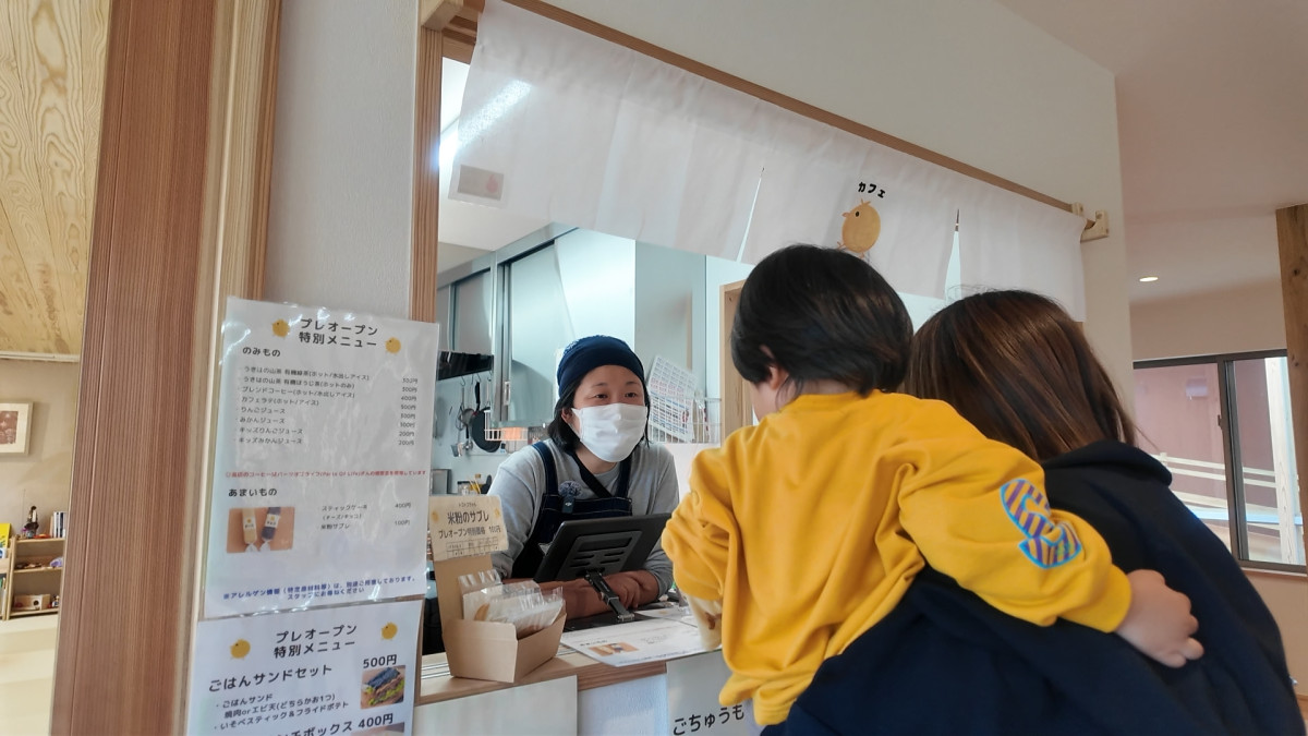 親子と会話する早井さん