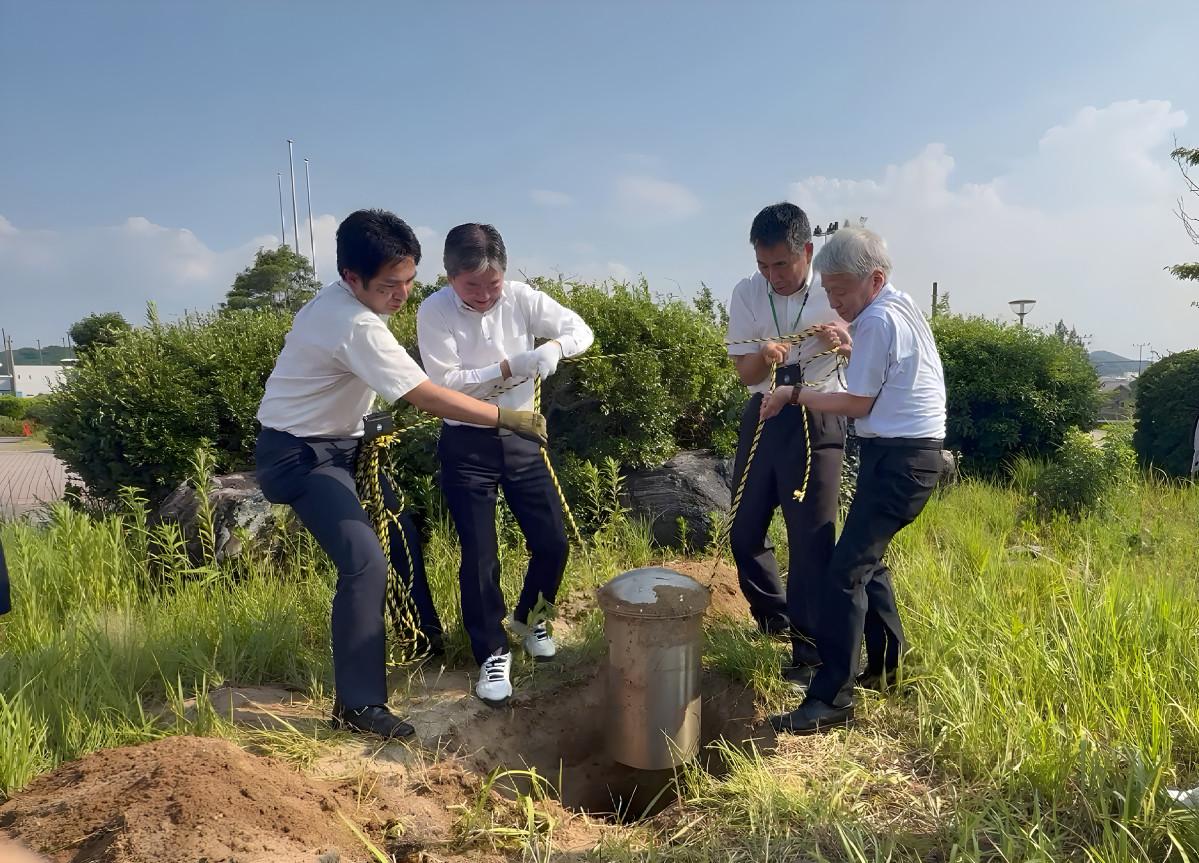 中央公民館のタイムカプセル掘り起こし作業時の様子(写真提供=鞍手町まちづくり課)