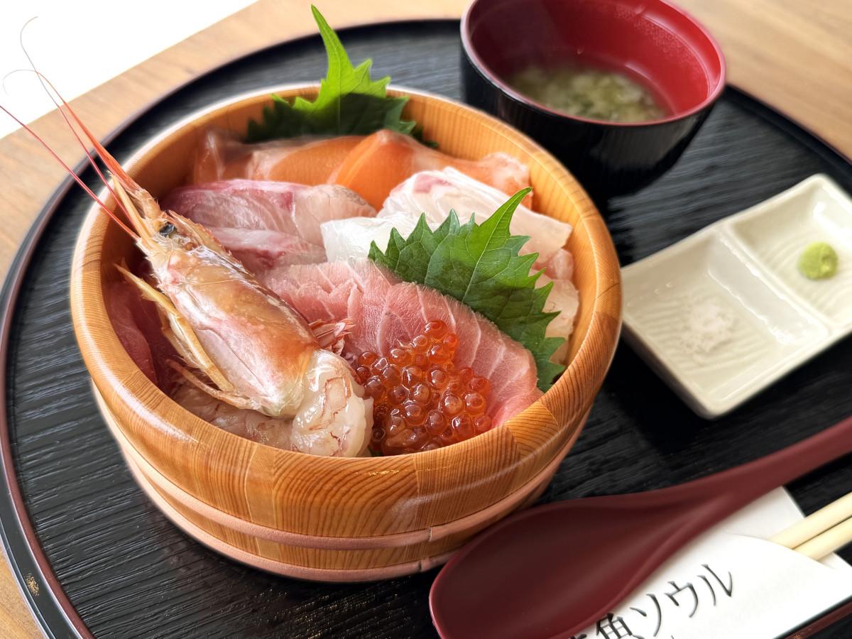 6種のネタがのる海鮮丼（上）