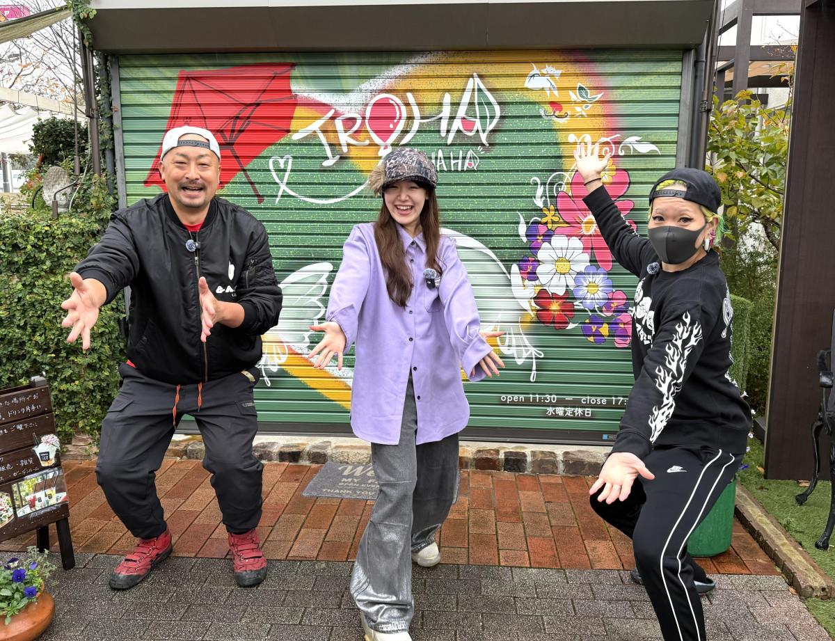 RAKURAさん（中央）と「ガモジスタジオ」店主の吉村隼磨さん、妻の桃子さん