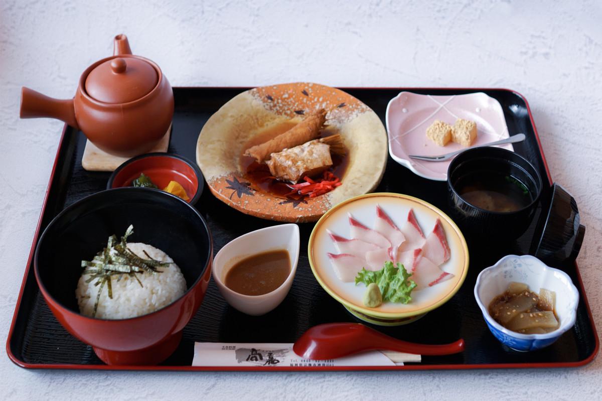 割烹（かっぽう）旅館たかよしの「ぶり茶漬け定食」（写真提供＝宗像市）