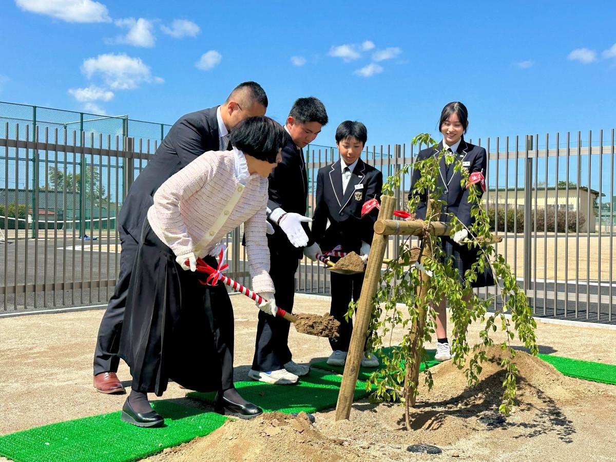 新正門付近で行われた「土入れの儀」