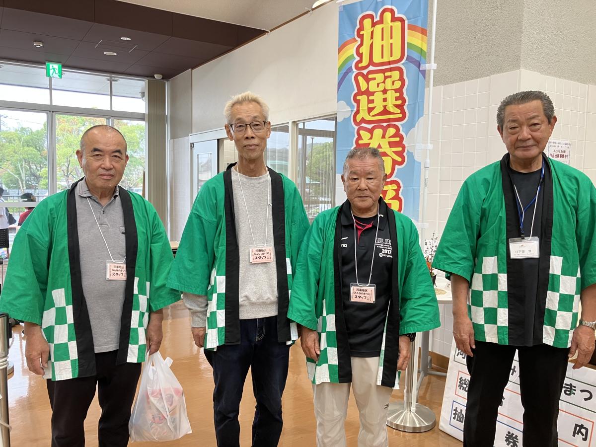 西田さん（右から2番目）と実行委員ら