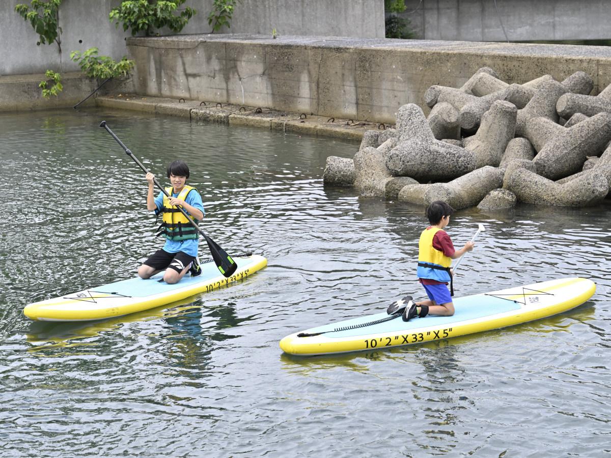 SUPを楽しむ参加者ら