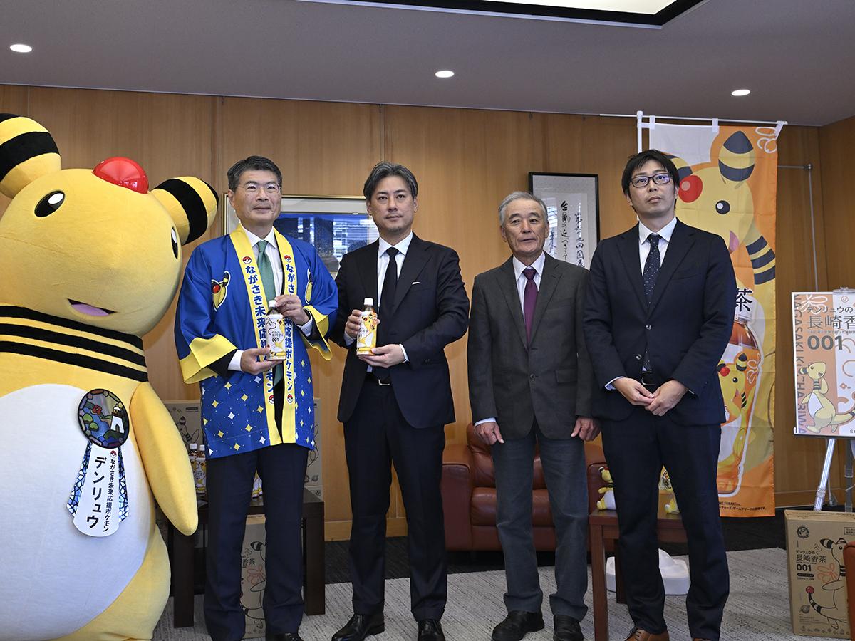 長崎香茶をPRする平田知事や吉野社長ら
