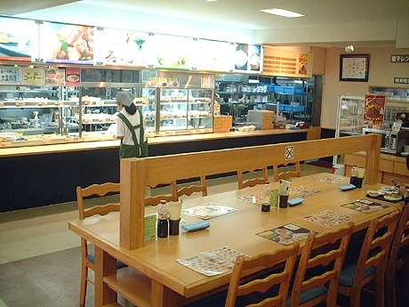 那覇・銘苅に沖縄初出店となる大衆食堂「半田屋」がオープン(写真=店内)