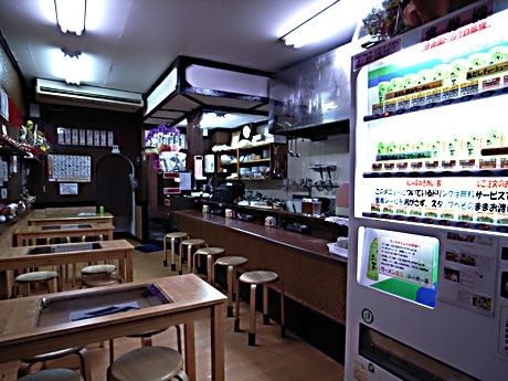 食券機代わりの自動販売機でメニューを選び、出てきたドリンクに貼られた食券を渡しオーダーする仕組みで特許申請しているという(写真=店内)