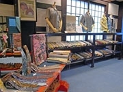 那覇の工房でフェア-サンゴ染めのかりゆしウエアなどを展示即売