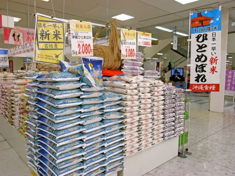 各店舗では売り場を拡大し、石垣産の「ひとめぼれ」をアピールする