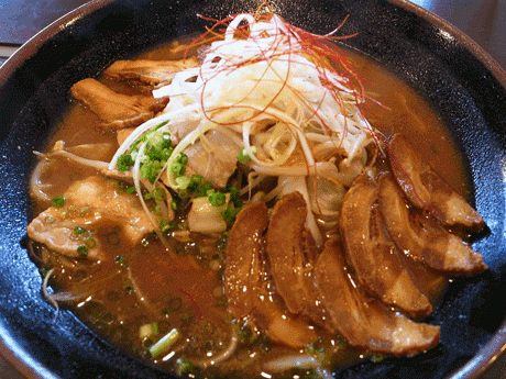 みそ24種をブレンドし熟成させ、5日間寝かせた特性レシピの中太ストレート麺を使用するなどこだわりをみせる(写真は極み味噌チャーシュー=790円)