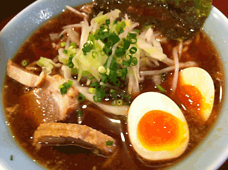 写真は「白鳳ラーメン」（700円）に半熟卵（100円）をトッピングしたもので、ラーメンは味の濃さ、背脂や野菜の量、ニンニクの有無が選べる