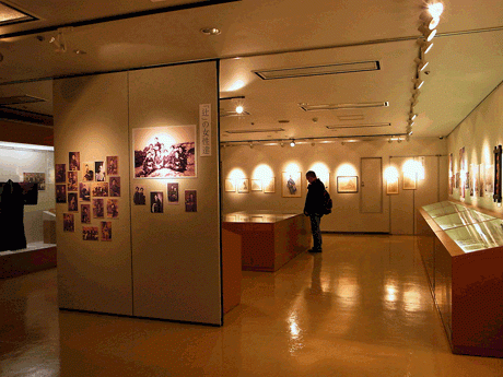 実際に働いていた芸子の写真をはじめ、辻の年表制度、芸能、地図などをパネルで紹介するほか、日本画家・樋口富麻呂(1981年没)の下絵なども展示