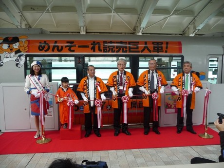 那覇駅でおこなわれたテープカットセレモニー