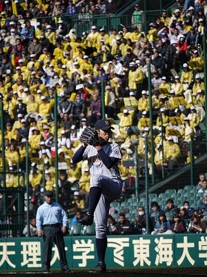 糸満先発の金城乃亜(手前)と糸満の応援団