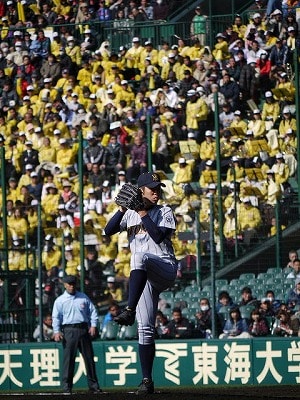 糸満先発の金城乃亜（手前）と糸満の応援団