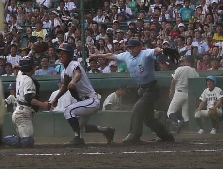 代打・城間楽人の適時打で生還する石川涼。セーフとなり今大会5回目のサヨナラ試合に