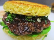 ニューヨーク発「ラーメンバーガー」が日本初上陸　中野のラーメン店2階に