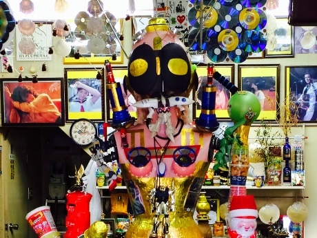 「アサヒ薬局」店内中央に展示してあったオブジェ