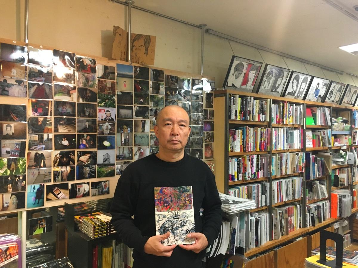 市場大介さんと「タコシェ」店内