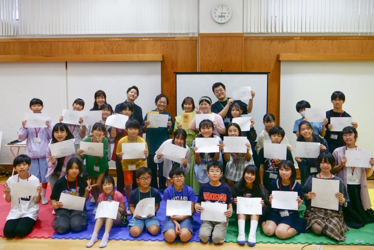 参加した子どもたちと声優・山口勝平さん、声優・日高のり子さん、MAPPAの末澤卓哉さんや郭鋭さんら