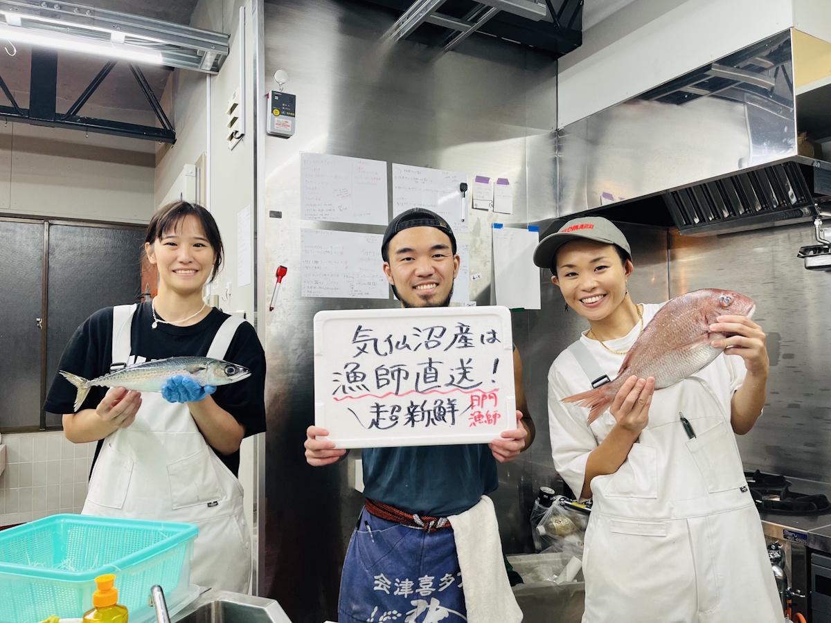 PV1位から、（左から）鮮魚店「港丸」スタッフの伊藤彩音さん、鈴木寛夢さんと鈴木菜生さん夫妻