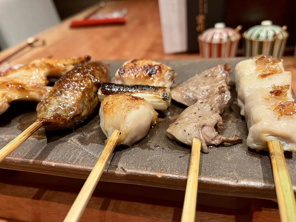 （焼き手のおまかせとなる）おすすめ5本（取材時当日は右から、ささみ、はつ、ねぎま、つくね・ド・カンパーニュ、手羽先）