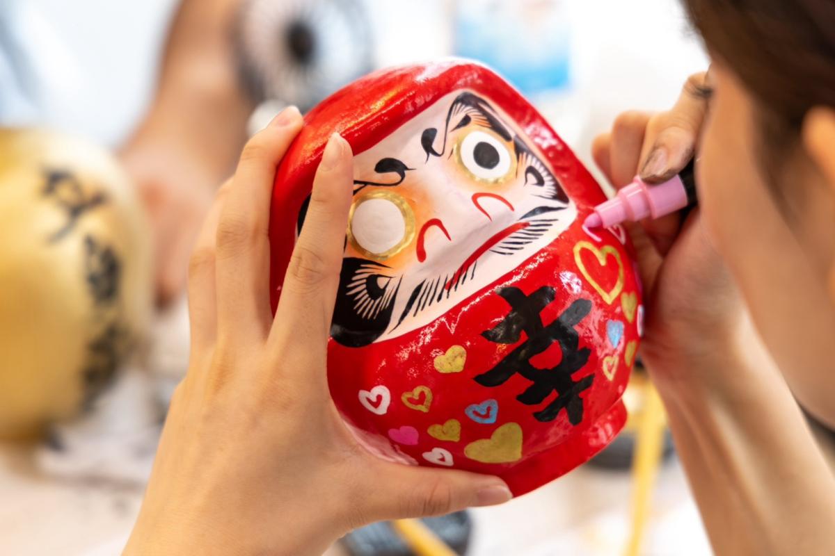 筆やペンでだるまに自由に絵付けする