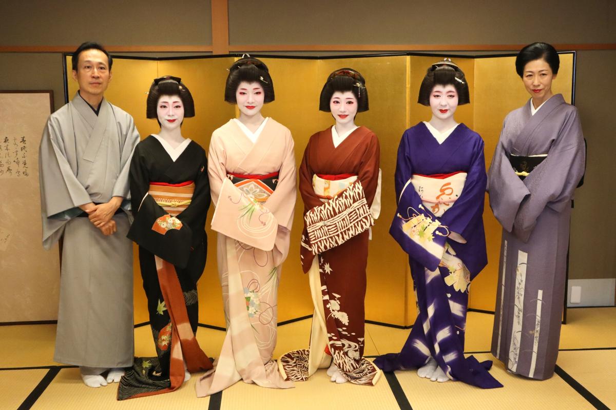 初の単独公演を開催する「たに川」の主人・谷川恵さん（左）と芸妓
