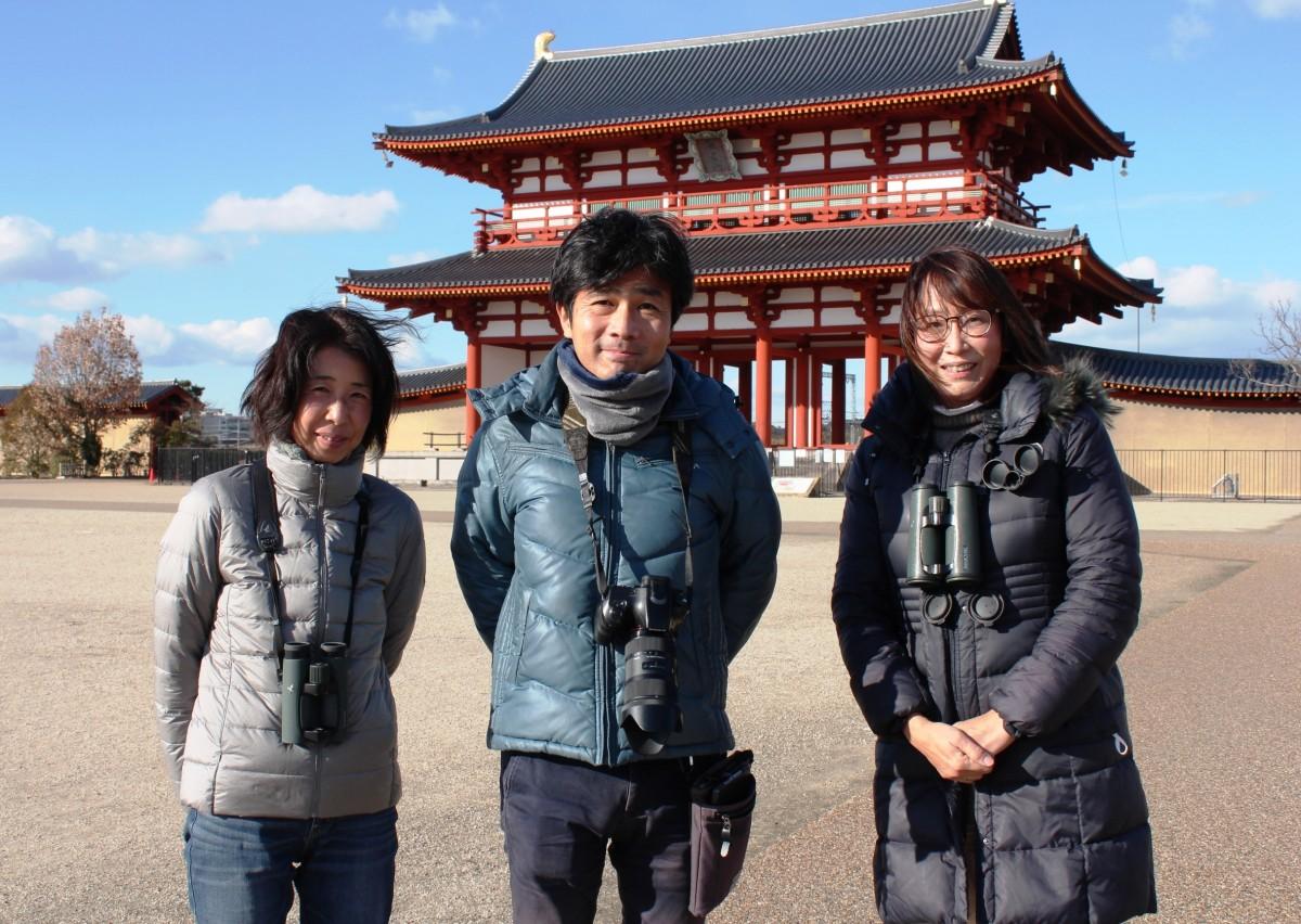 平城宮の正門「朱雀門」前で。左から、西田好恵さん、三輪芳己さん、岩井明子さん