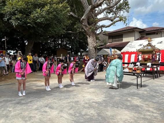 祭礼の様子　地域住民が天津神社に集まった