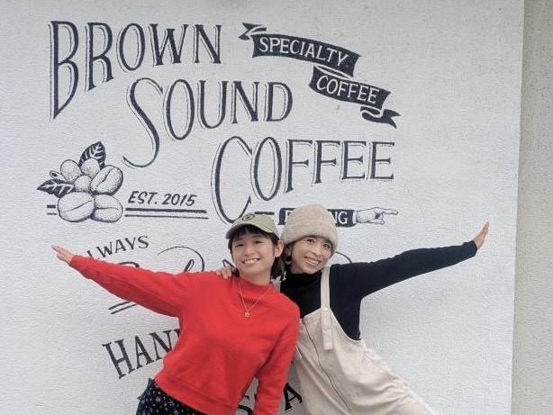 ブラウンサウンドコーヒー息才さん（左）とアコナコーヒーの茅島さん