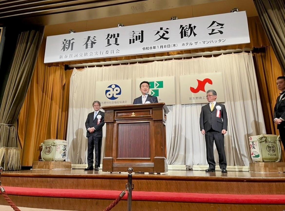 あいさつをする宮本泰介市長