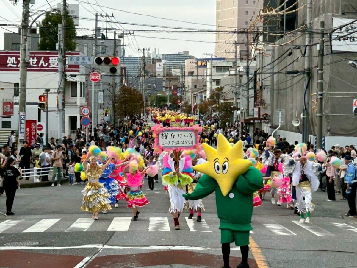 「習志野きらっと」のパレードと公式キャラクター「きらっと君」