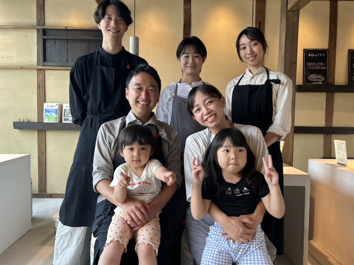 古民家カフェ「ハナレヤ」の三代川さん（前列左）と藤林さん（後列右）とスタッフ