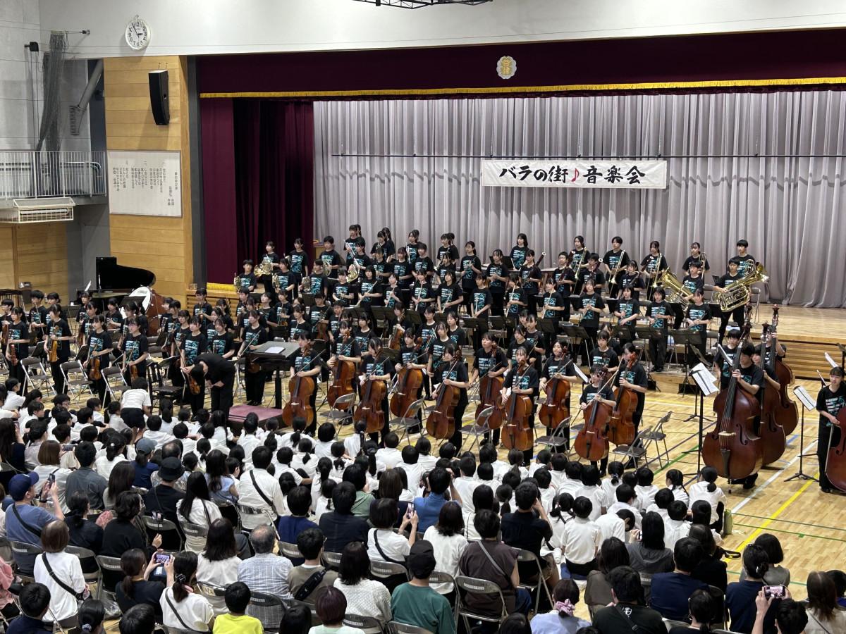 日頃の練習の成果を披露する第一中学校管弦学部