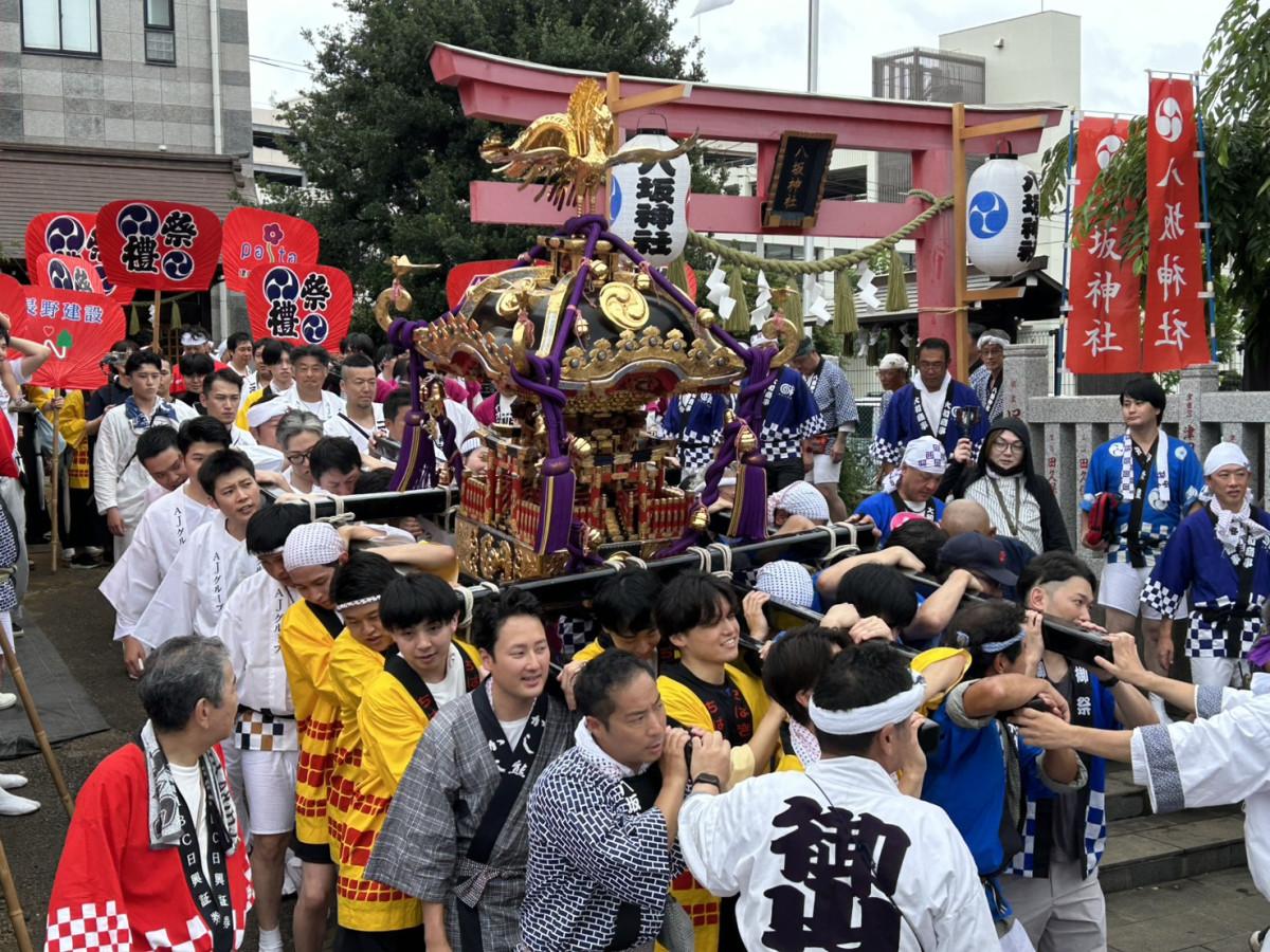 小雨の中八坂神社を出発するみこし