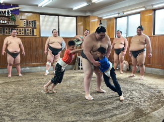 小学生が力士と力比べ　四股やつっぱり、ちゃんこも体験