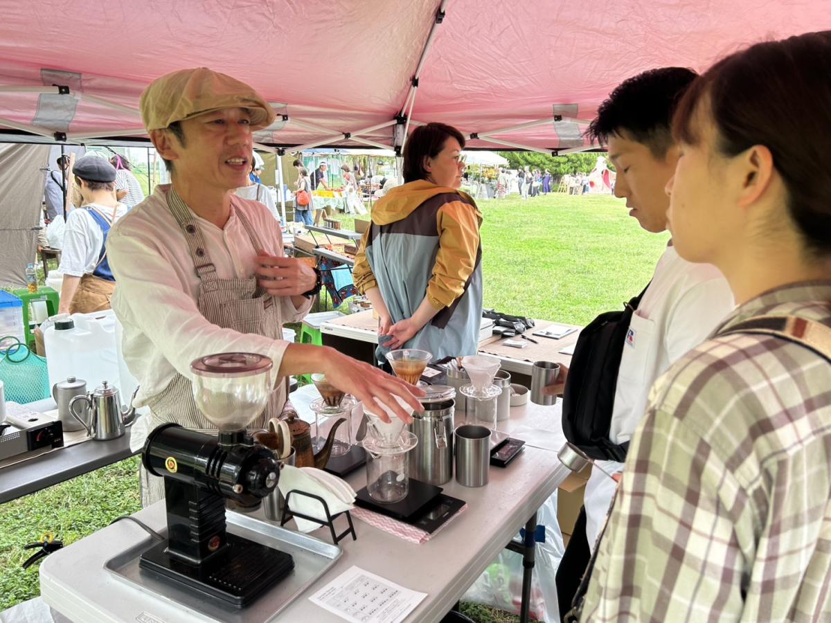 来場者にコーヒーのいれ方を教える「Hatch Coffee Roastery」のスタッフ
