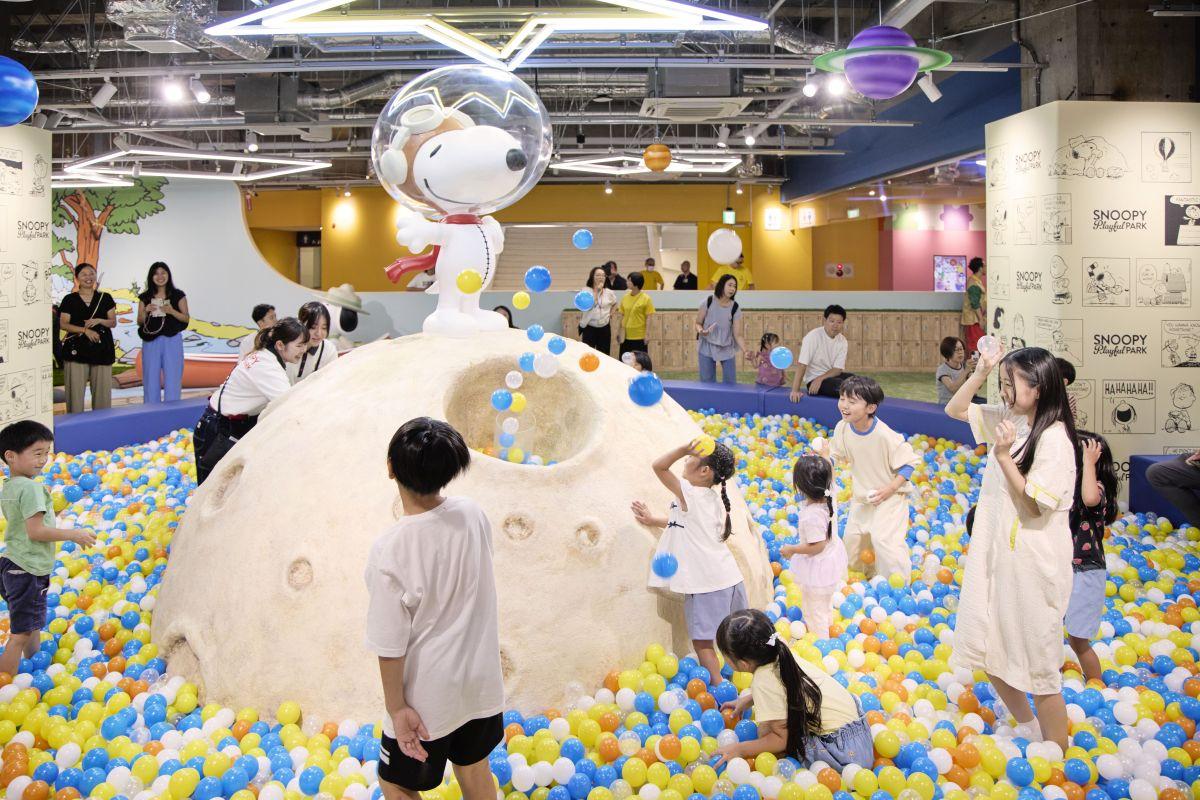 巨大なスヌーピーのモニュメントが出迎える「スヌーピーボールプール」© 2026 Peanuts Worldwide LLC