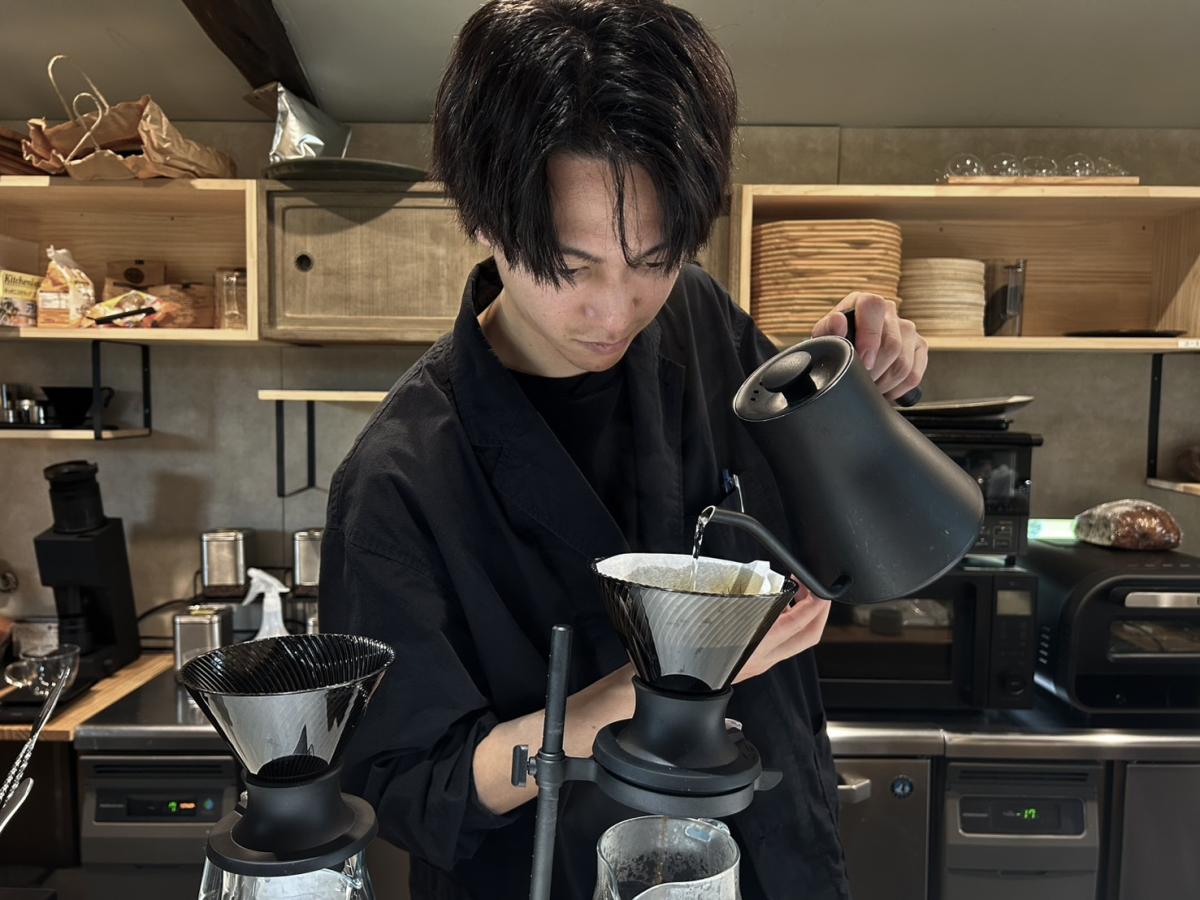 コーヒーをいれるDAWN BREAKS COFFEE ROASTERの古川さん