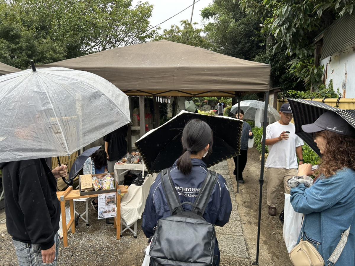 雨の中、来場者でにぎわう薬師寺参道の「わの結び市」