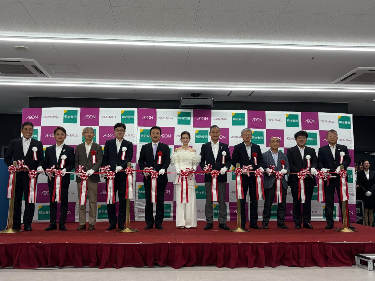 俳優の前田敦子さん（中央）や宮本泰介習志野市長（左隣）、明治安田生命保険　金澤善明常務（右隣）らがテープカットを行った